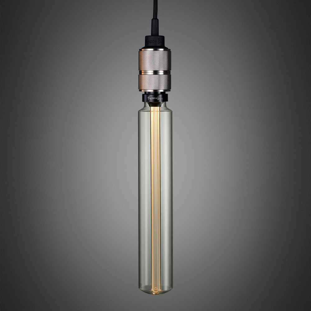 Enkel pendel lampe med fatning i rustfri stål med diamond cut (cross) mønster fra Buster + Punch. Lampen har en krog i rustfri stål, som gør det muligt at justere højden på lampen.
