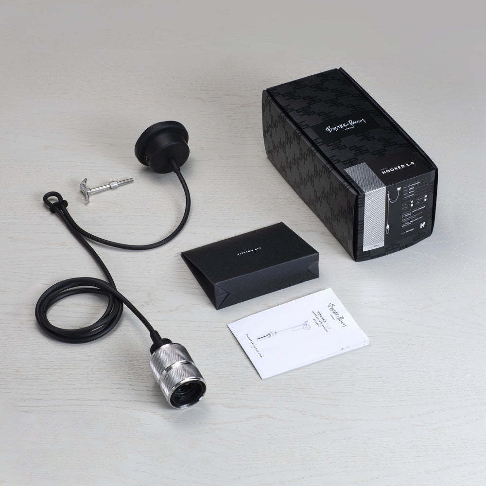 Enkel pendel lampe med fatning i rustfri stål med diamond cut (cross) mønster fra Buster + Punch. Lampen har en krog i rustfri stål, som gør det muligt at justere højden på lampen.