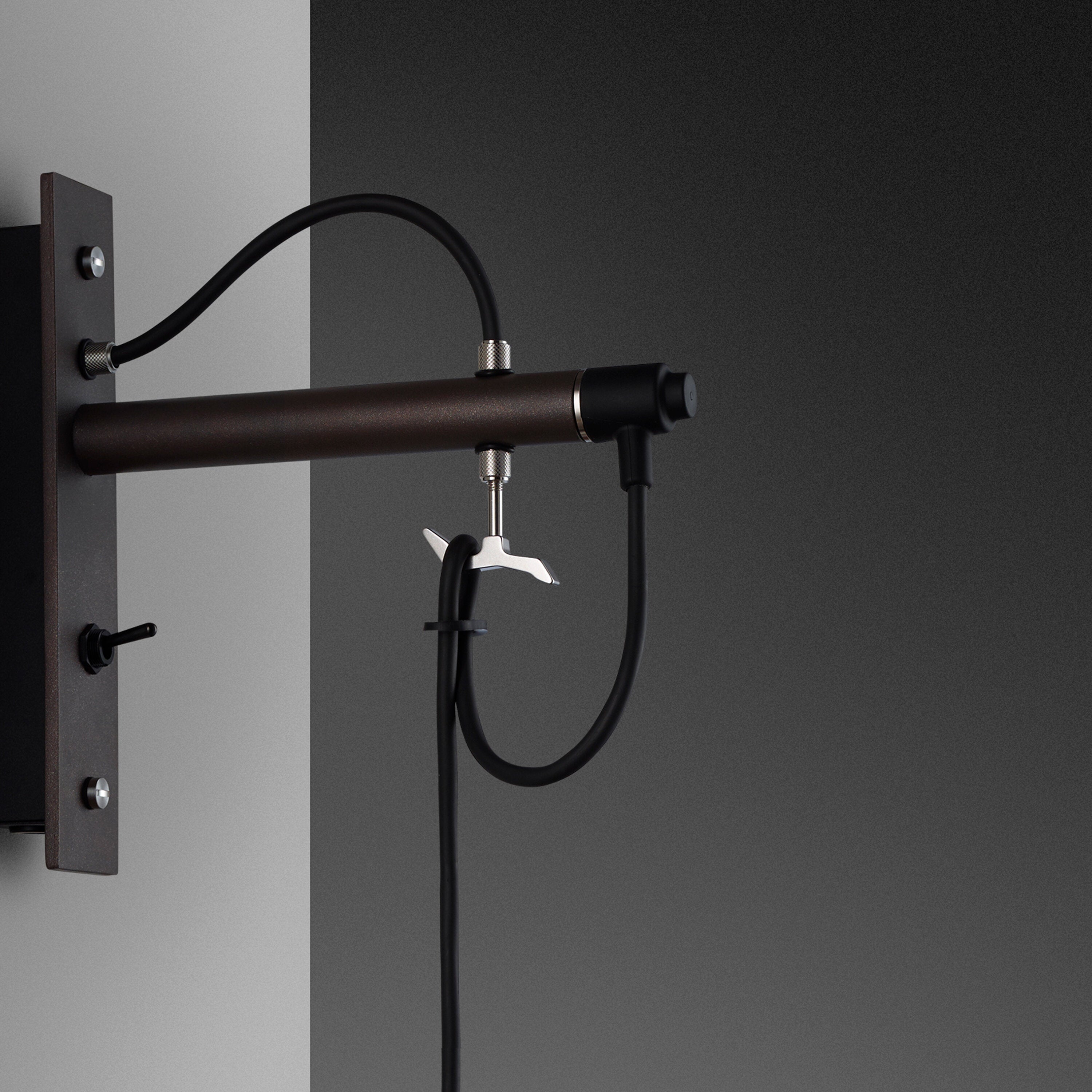 Hook wall Nude væglampe i graphite og rustfrit stål  • Buster + Punch