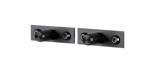 Linear møbelknopper i gun metal med linjeret mønster og bagplade - 2 stk.  • Buster + Punch