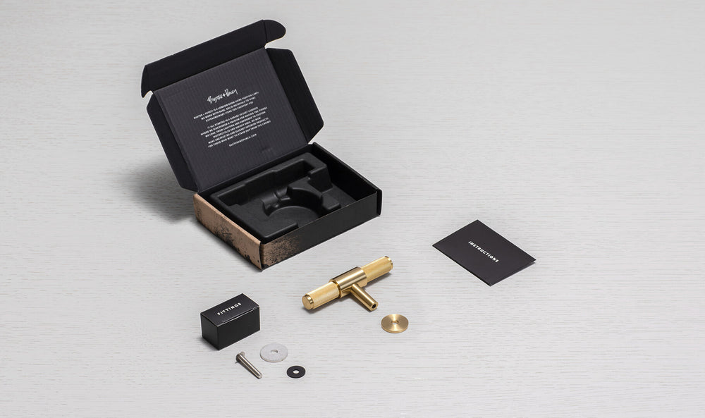 Cross T-bar i messing med diamond cut mønster  • Buster + Punch