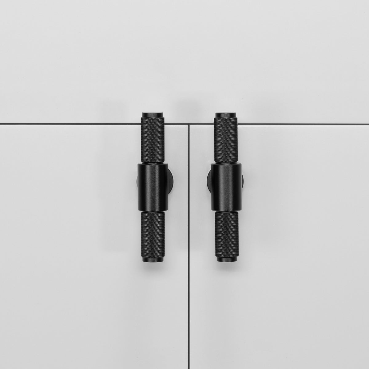 Eksklusiv T-bar køkkenknop fra Buster + Punch i sort aluminium med diamond cut (cross) mønster.