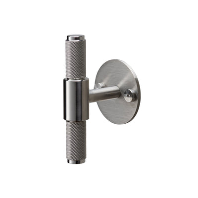 Cross T-bar i rustfrit stål med bagplade og diamond cut mønster  • Buster + Punch