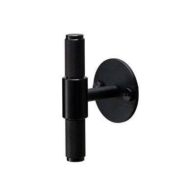 Cross T-bar i sort med bagplade og diamond cut mønster  • Buster + Punch