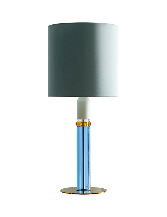 Bordlampe med fod i blåt, hvidt og ravfarvet krystal, med grå lampeskærm, på hvid baggrund