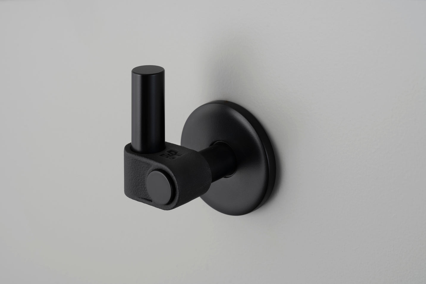 Sort knage med et råt design og Buster + Punch logo..