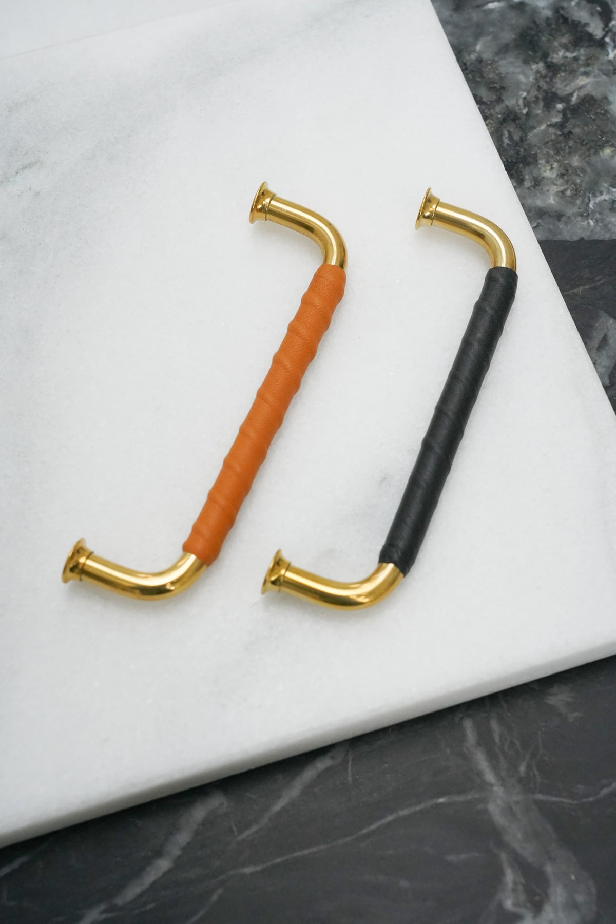 Charlottenlund • Bøjlegreb i massiv blank messing med Cognac farvet læder - Copenhagenhomedesign