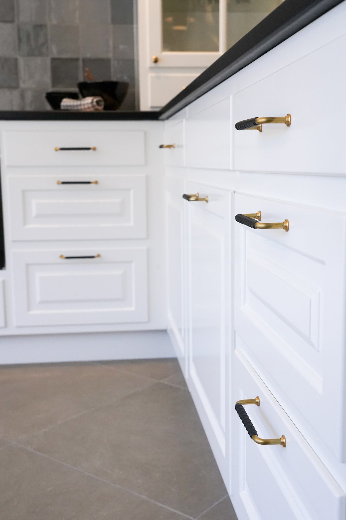 Charlottenlund • Bøjlegreb i massiv blank messing med sort læder