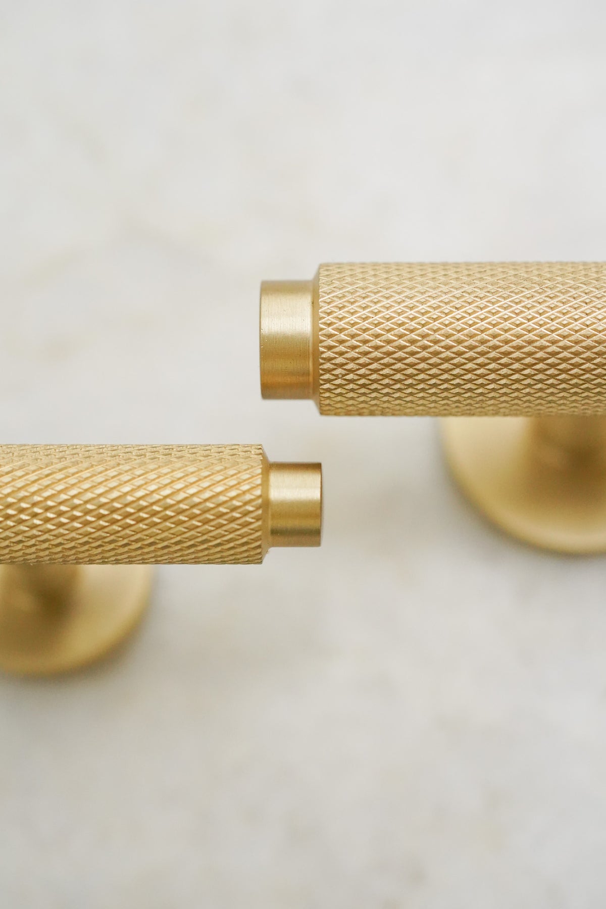 Møbelknop T-bar med diamond cut i børstet messing uden lak - Nørrebro • Chr. Jørgensen - Copenhagenhomedesign