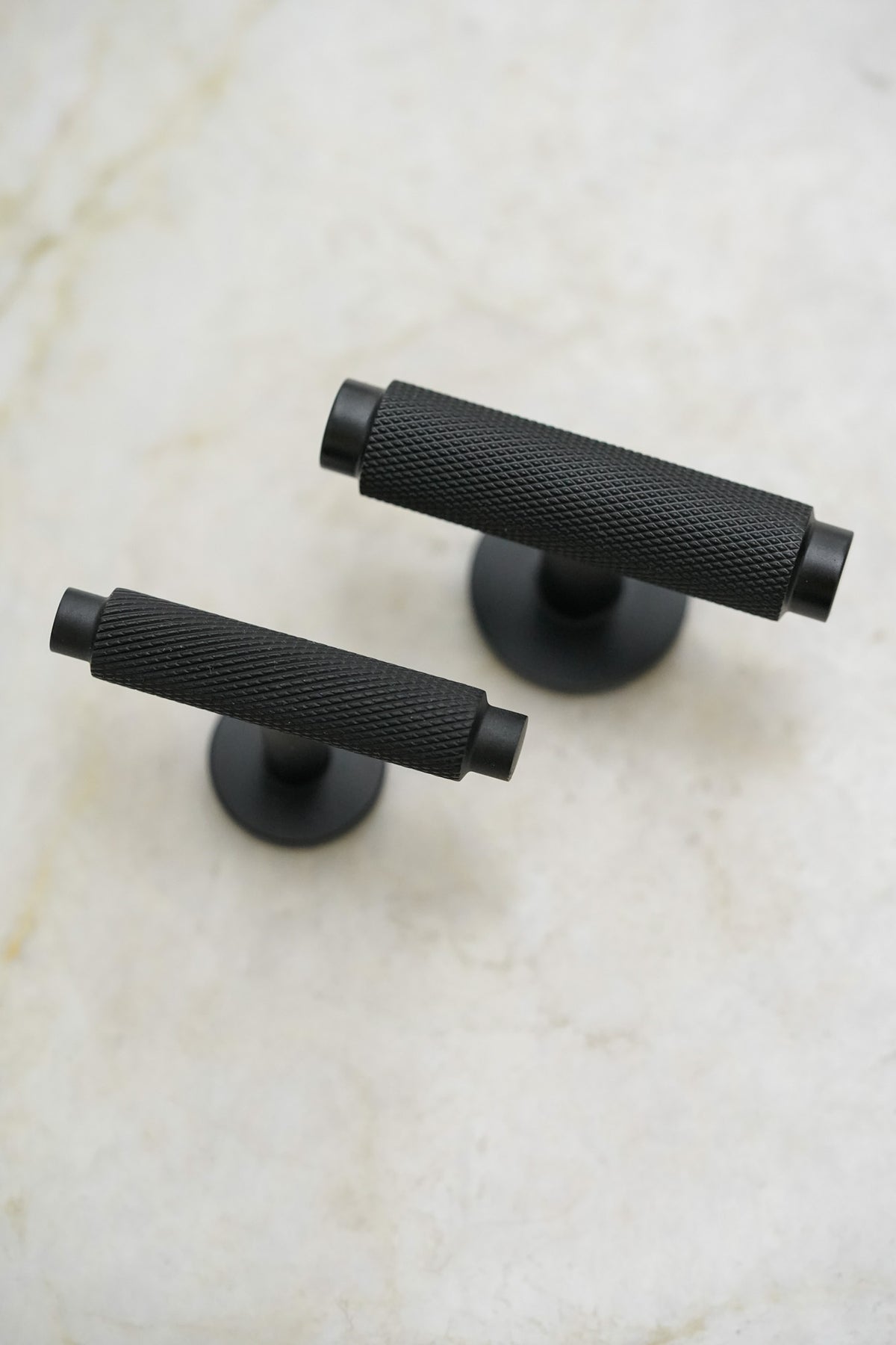 Møbelknop T-bar med diamond cut i sort - Nørrebro • Chr. Jørgensen