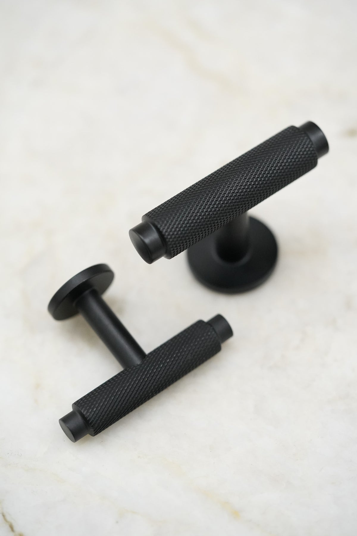 Møbelknop T-bar med diamond cut i sort - Nørrebro • Chr. Jørgensen