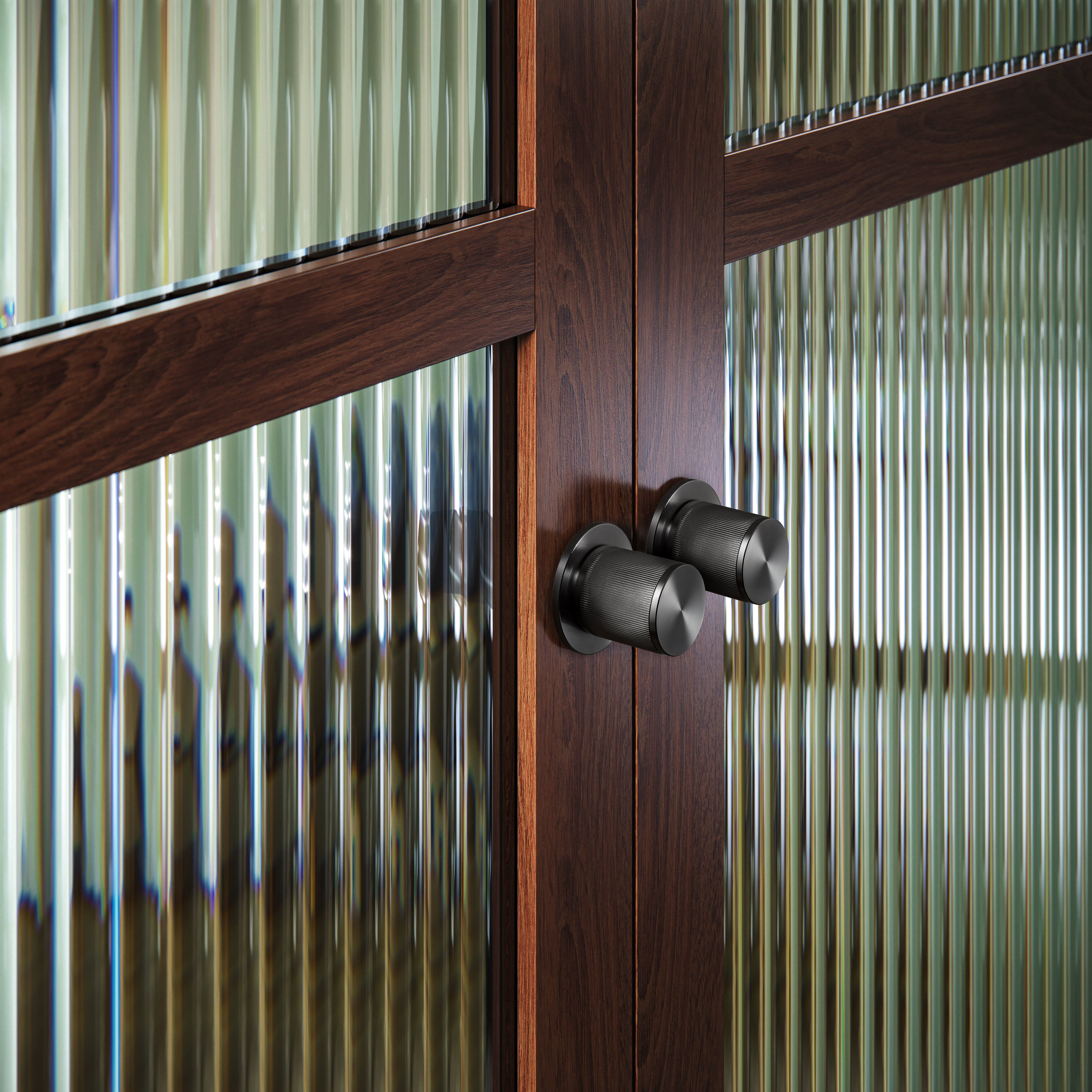 Eksklusiv dørknop i gun metal med linjeret mønster. Her ses to dørknopper monteret på en trædør med glasruder.
