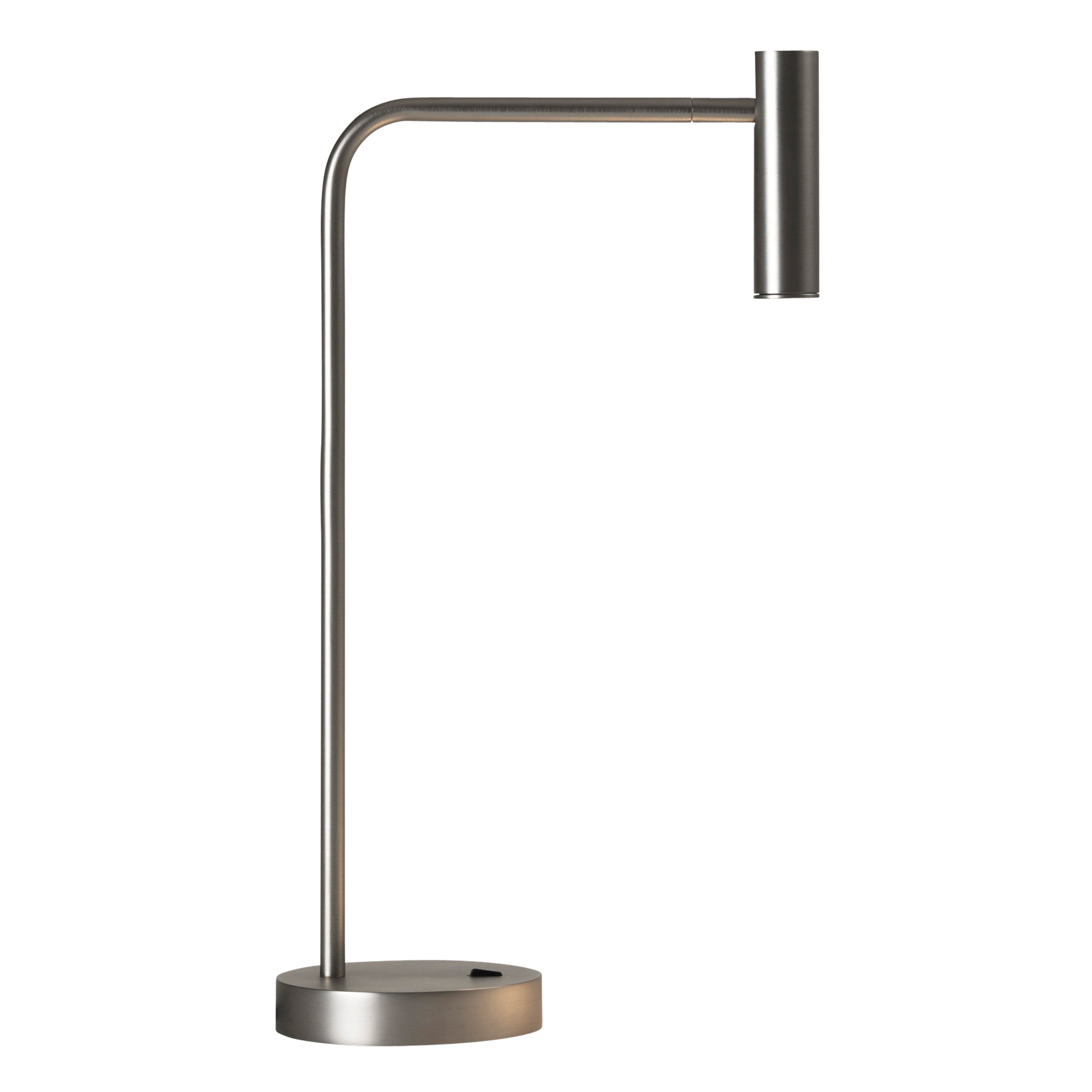 Bordlampe i stålfarvet aluminium med bøjet hals, rund fod og et aflangt, rundt, justerbart hoved.