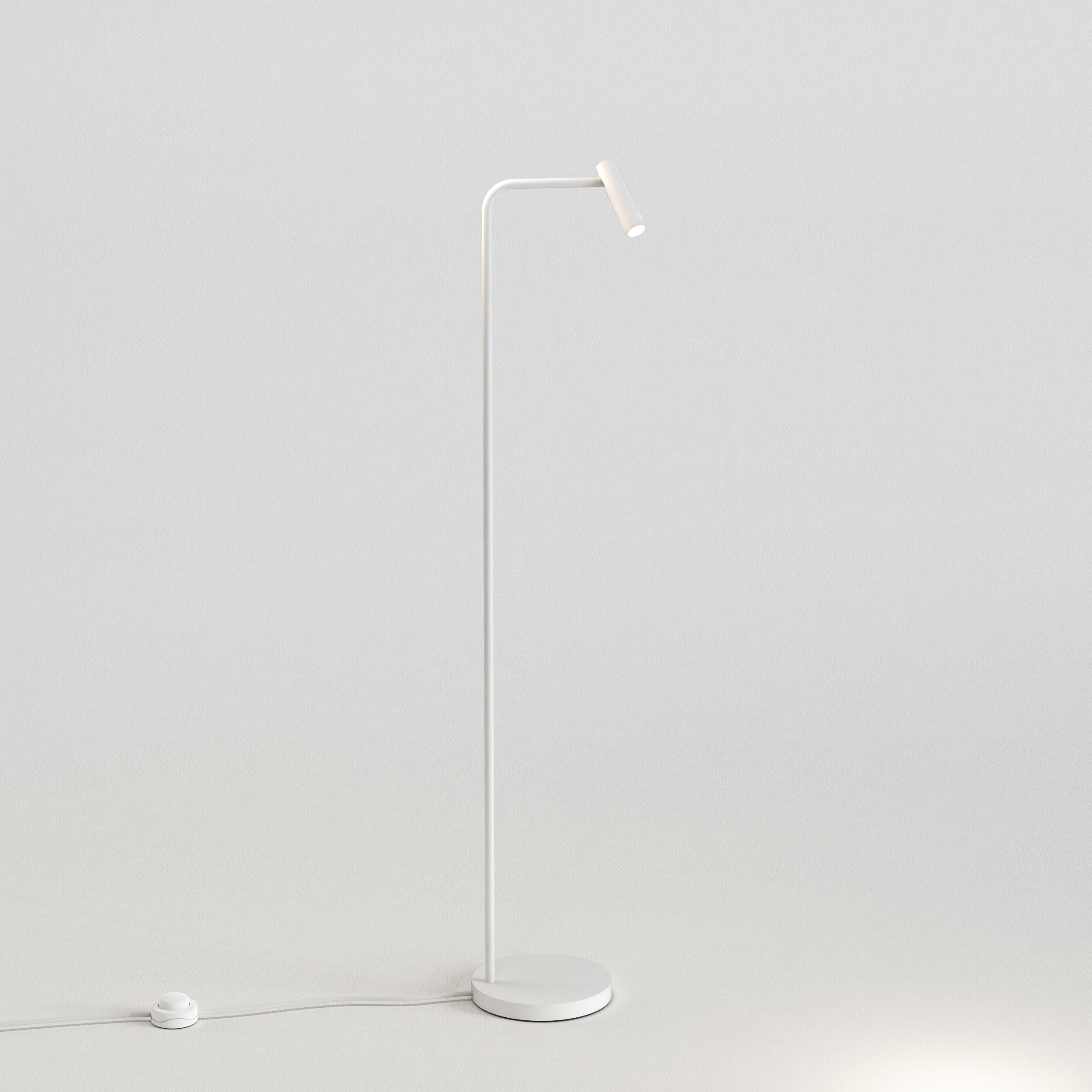 Gulvlampe i hvid aluminium med bøjet hals, rund fod og et aflangt, rundt, justerbart hoved.
