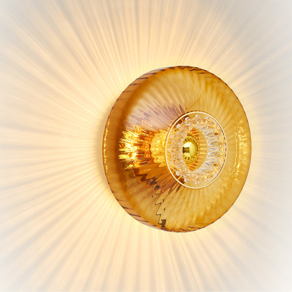 Eyeball er en mønstret/plisseret indsats i klar glas, som skaber et ekstra stærkt lysspil til New wave Lamperne fra Design by Us. 