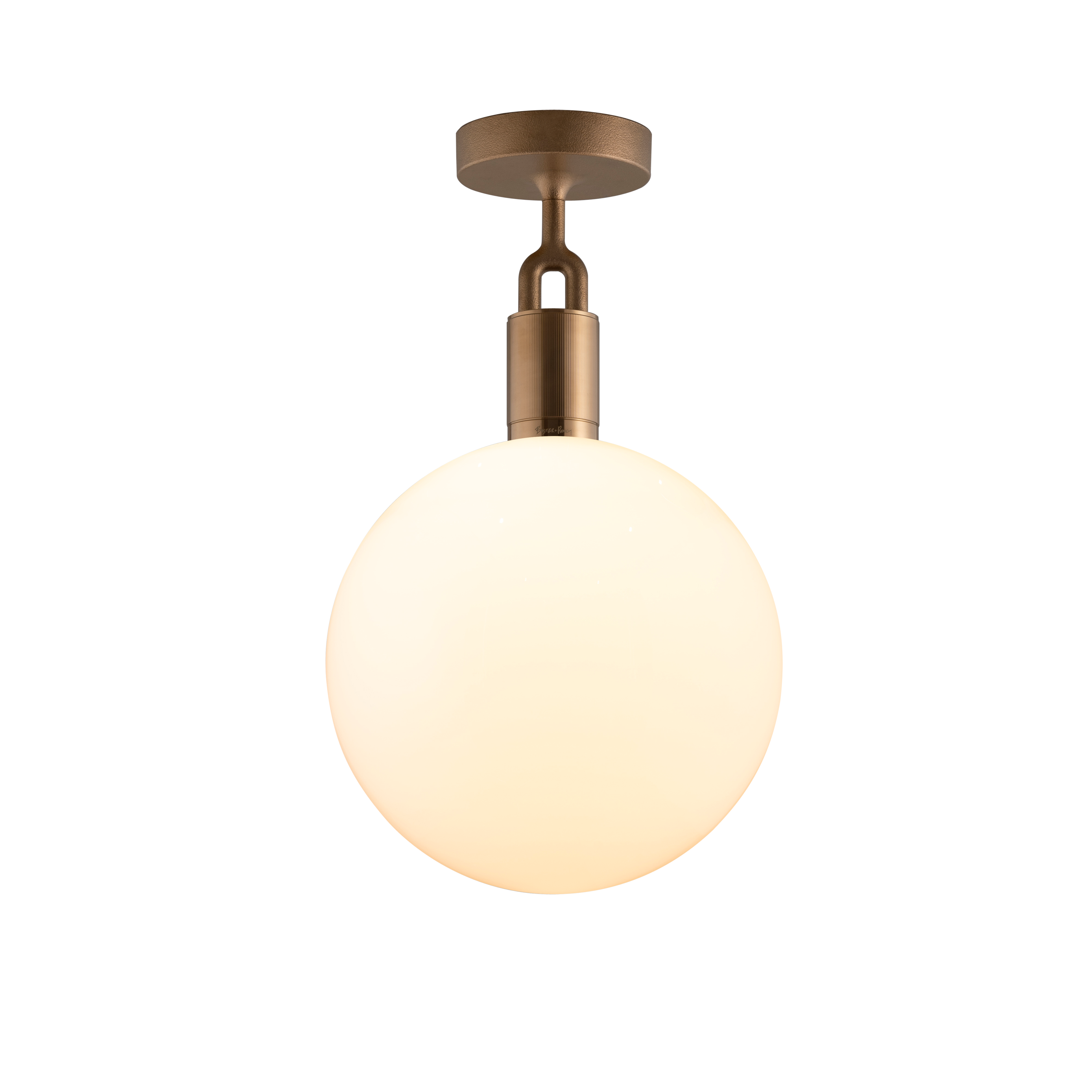 Loftlampe med rund skærm i opalglas og fatning i messing, på hvid baggrund