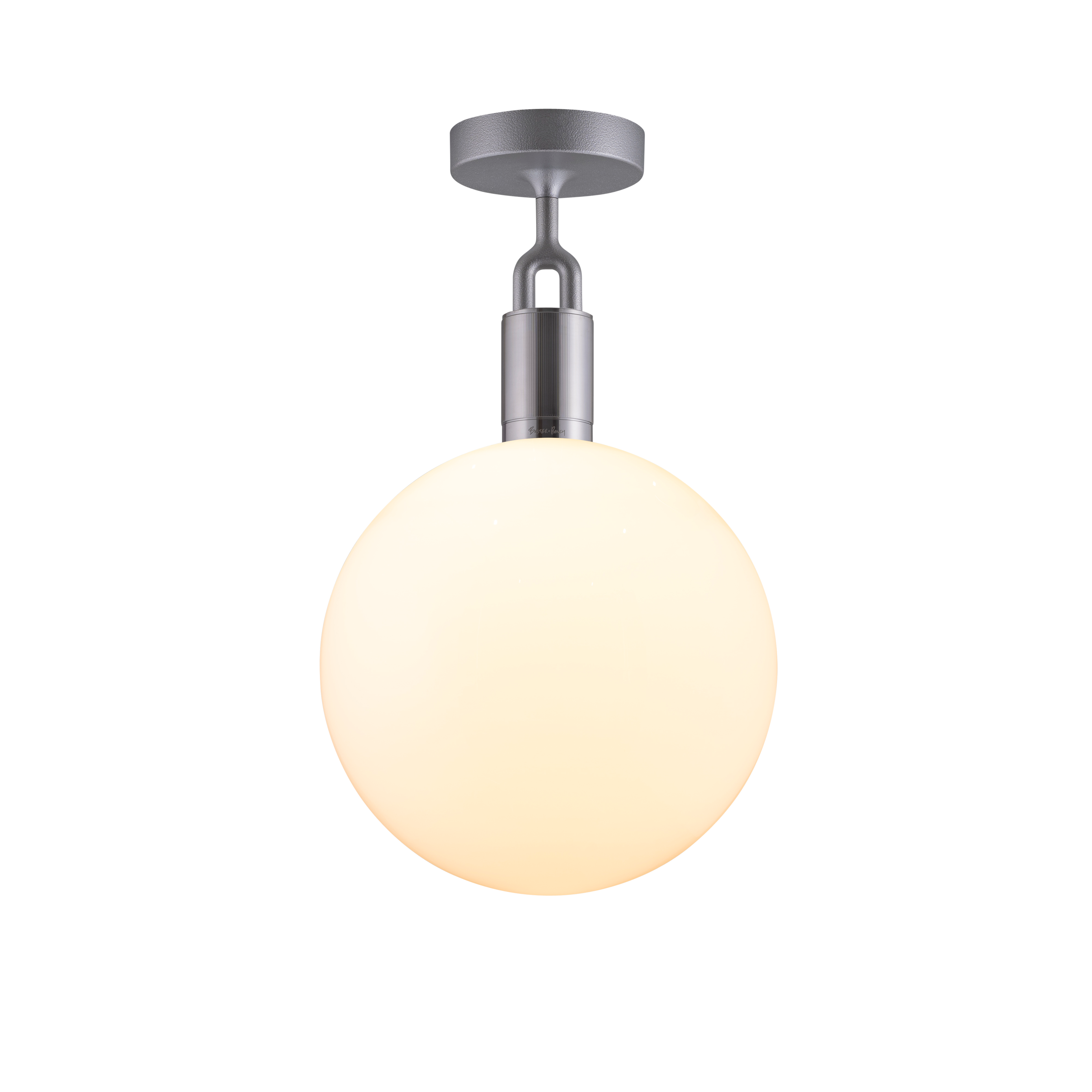 Loftlampe med rund skærm af opalglas og stålfatning, på hvid baggrund