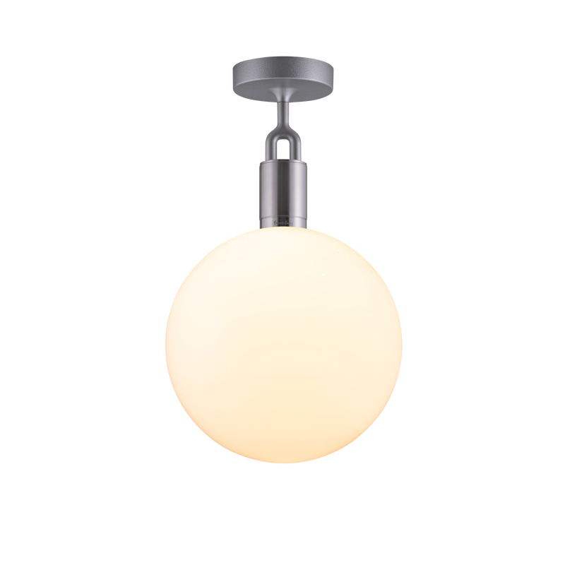 Loftlampe med rund skærm af opalglas og stålfatning, på hvid baggrund