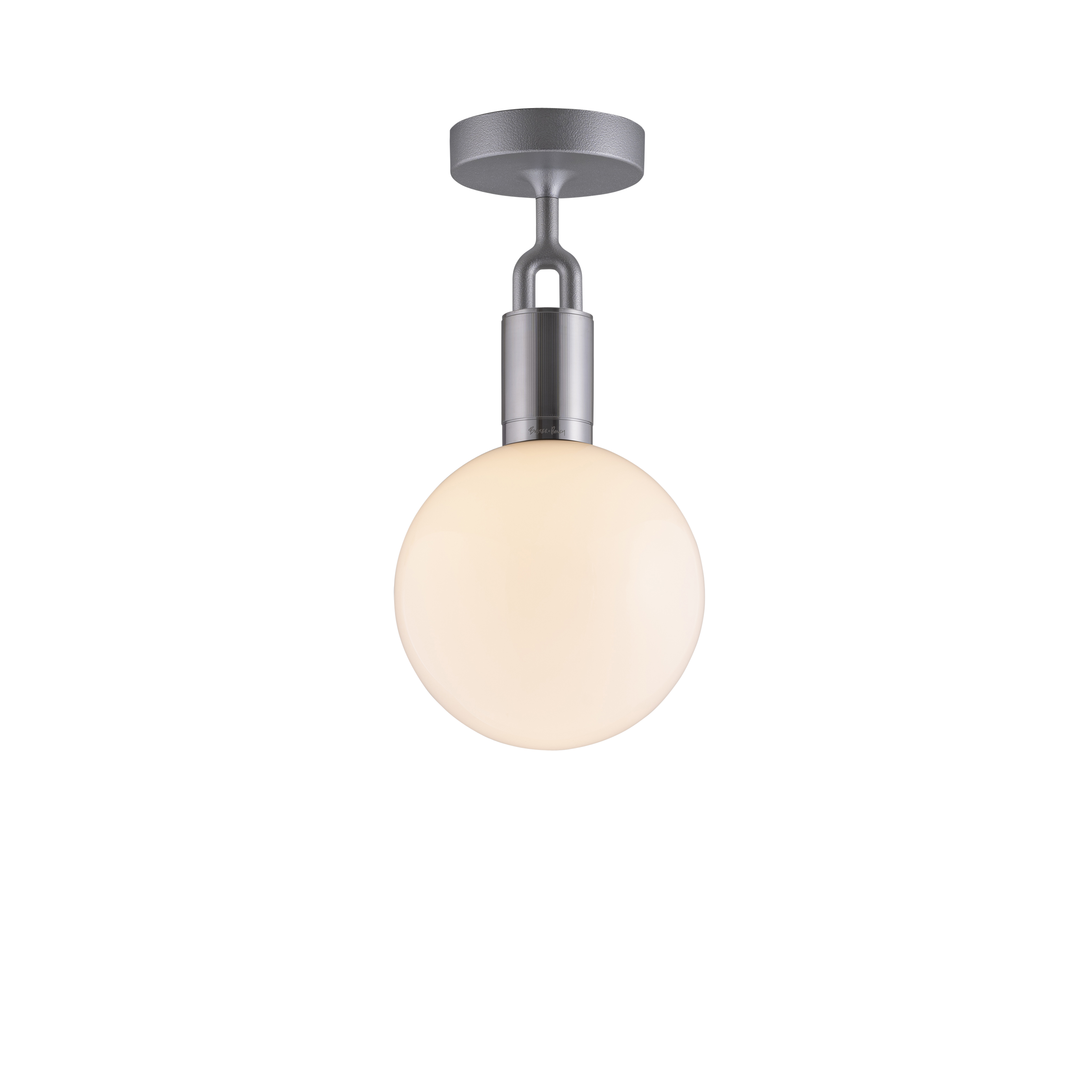 Loftlampe med rund skærm af opalglas og fatning i stål, på hvid baggrund.