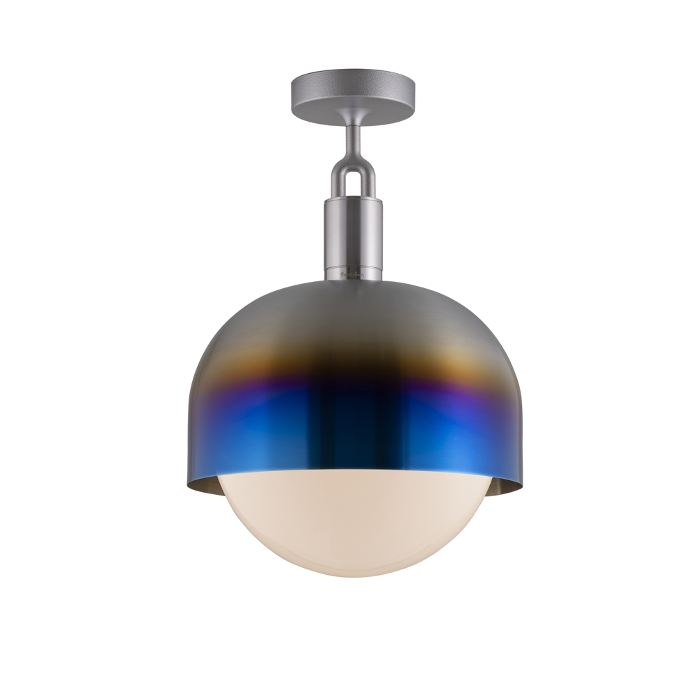 Loftlampe med fatning af stål samt skærm af brændt stål og pære af opalglas, på hvid baggrund.
