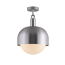Loftlampe med fatning og skærm i stål samt pære i opalglas, på hvid baggrund.