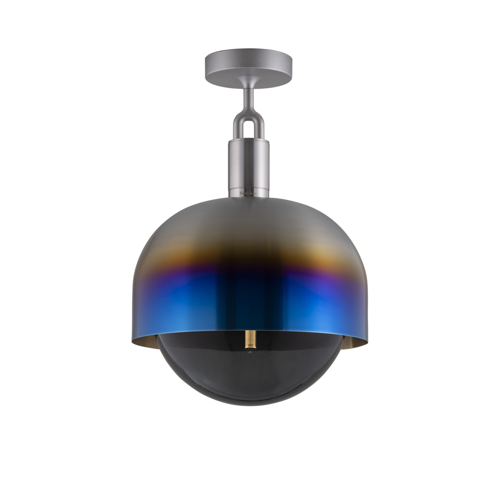 Loftlampe med fatning af stål samt skærm af brændt stål og pære af røgfarvet glas, på hvid baggrund.