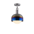 Loftlampe med fatning i stål samt skærm i brændt stål og pære i opalglas, på hvid baggrund.