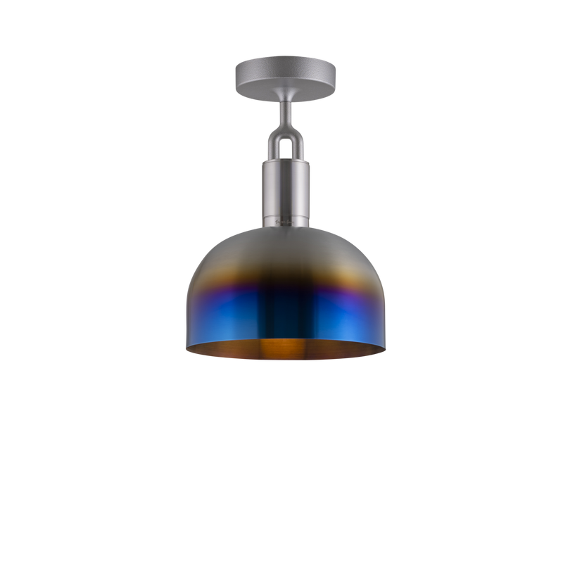Loftlampe med fatning af stål og skærm af brændt stål, på hvid baggrund.