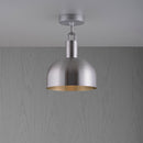 Loftlampe med skærm og fatning af stål, på grå baggrund.