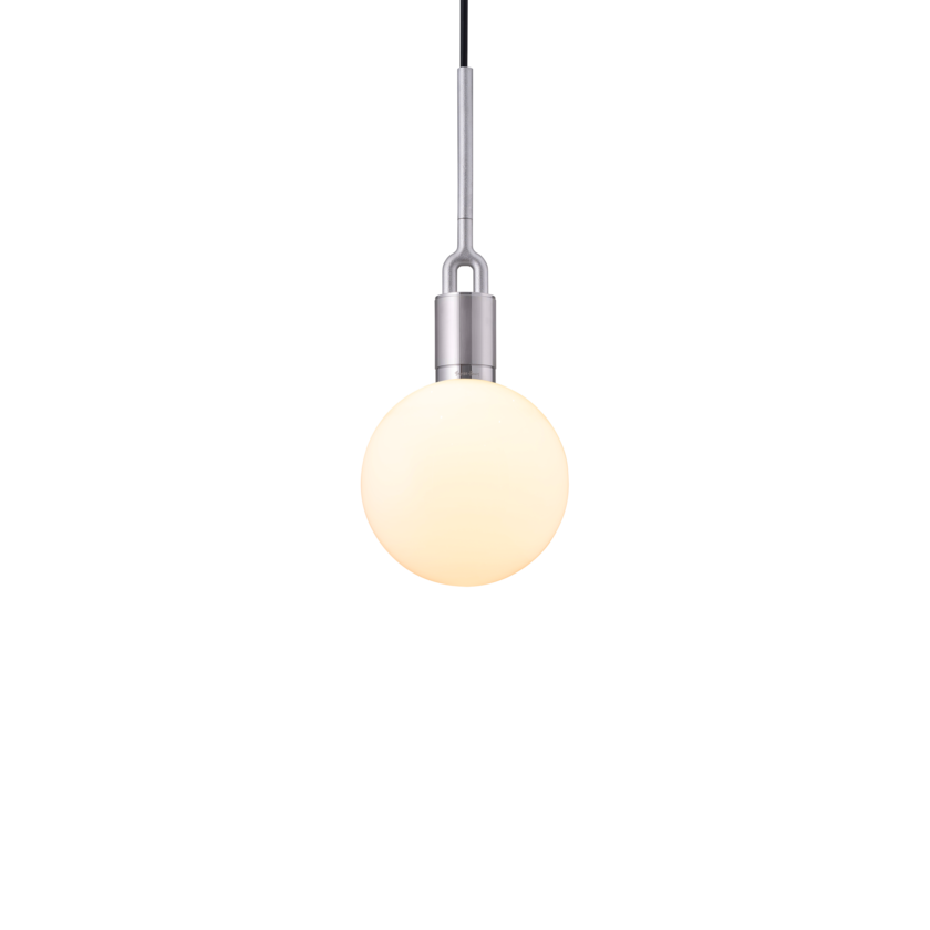 Rund glaslampe med en fatning i stål og med lineær mønster. Lampen har en sort ledning.