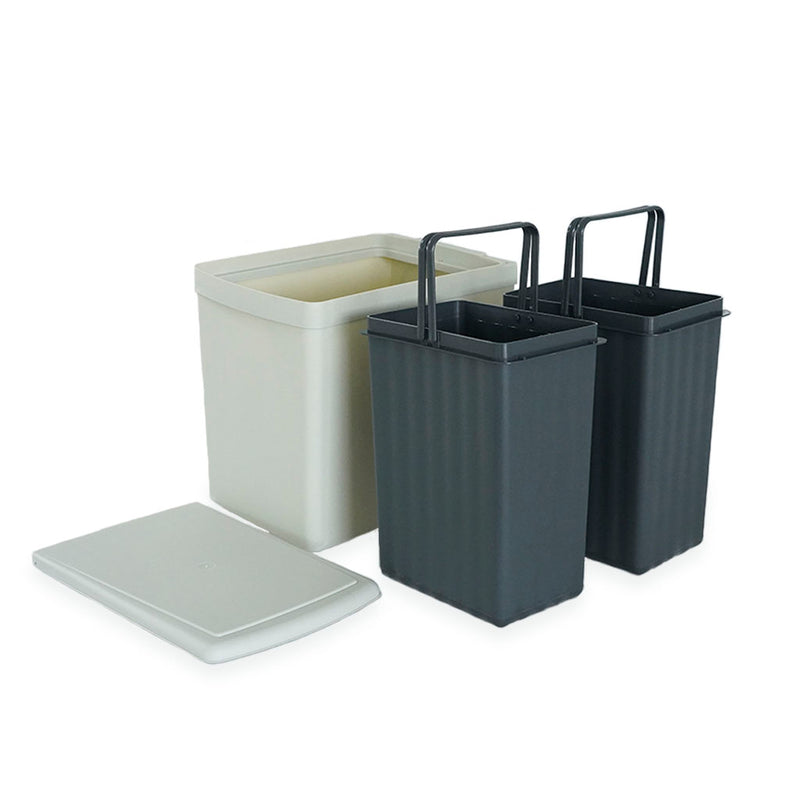 Affaldsspand i grå plast med to sorteringsspande med hank.