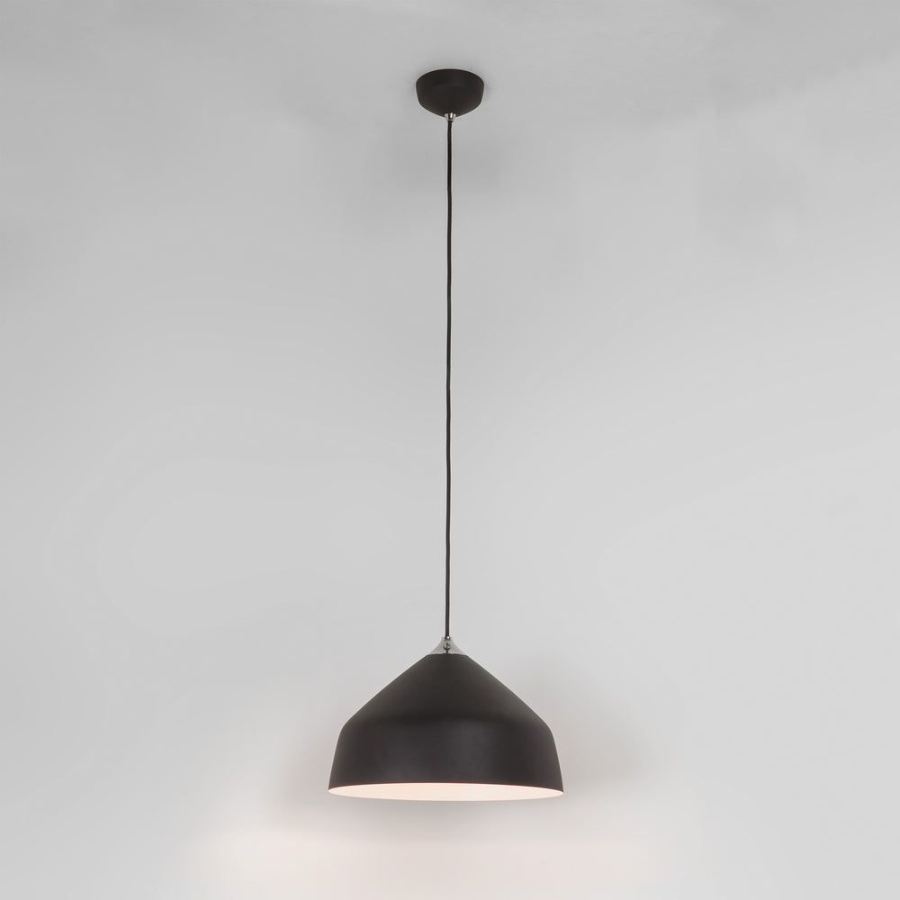 Sort loft pendel med et enkelt og cool design.