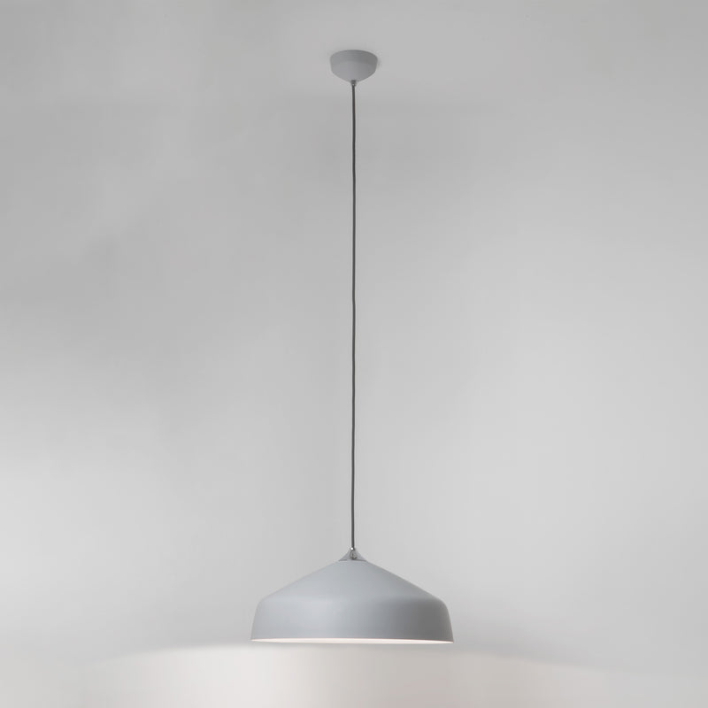 Grå pendel med et enkelt og cool design.