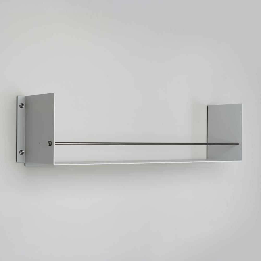 Grå hylde til køkkenet i råt design med eksklusive detaljer i gun metal.