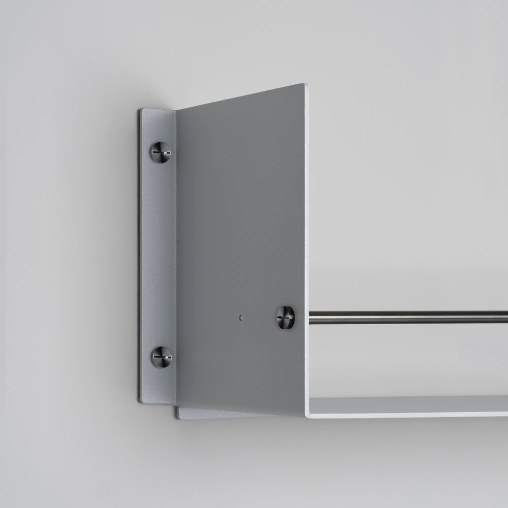 Grå hylde til køkkenet i råt design med eksklusive detaljer i gun metal.