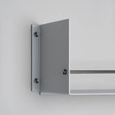 Grå hylde til køkkenet i råt design med eksklusive detaljer i gun metal.