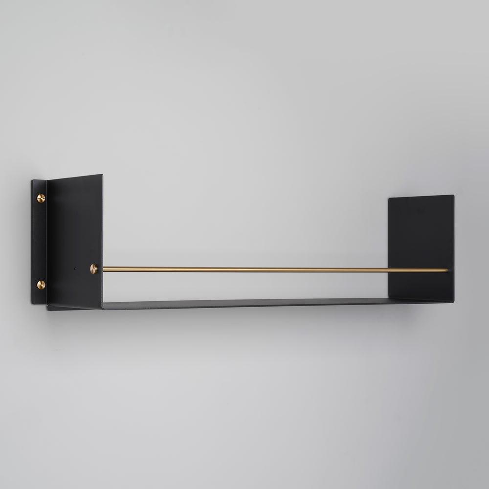Sort hylde til køkkenet i råt design med eksklusive messing detaljer.