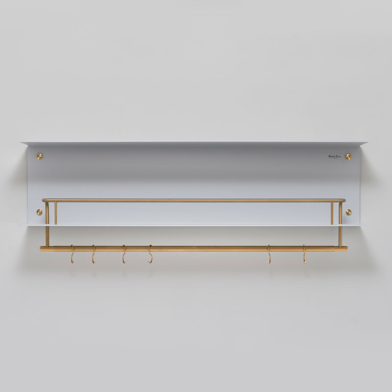 Grå hylde til køkkenet med råt design og eksklusive detaljer i messing.