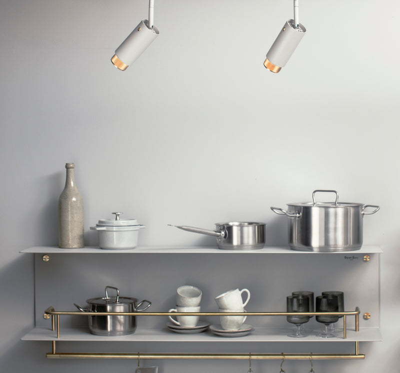 Grå hylde til køkkenet med råt design og eksklusive detaljer i messing. Her ses hylden monteret i et køkken sammen med andre matchende produkter fra Buser + Punch.