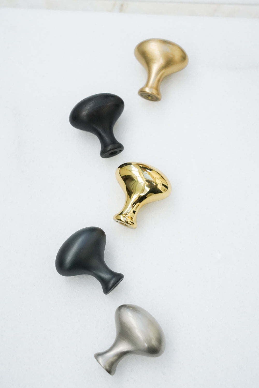 Hellerup • Oval knop i rustfri stål look