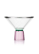 Kegleformet vase på fod i klar, lyserød og grøn krystal, på hvid baggrund.