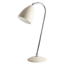 Bordlampe med hvid skærm og krom hals samt fod.