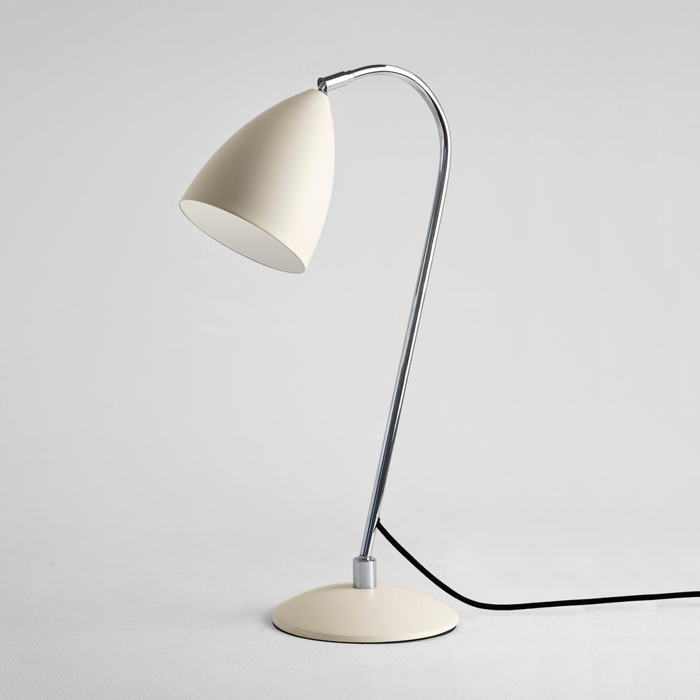 Bordlampe med hvid skærm og krom hals samt fod.