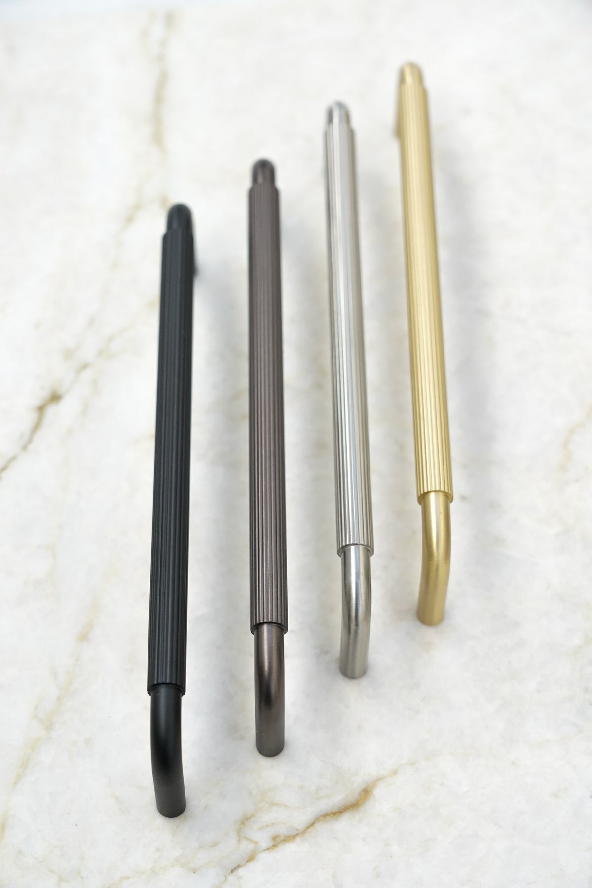 Køkkengreb med linjeret design i bronze / bruneret messing - Langelinie • Chr. Jørgensen