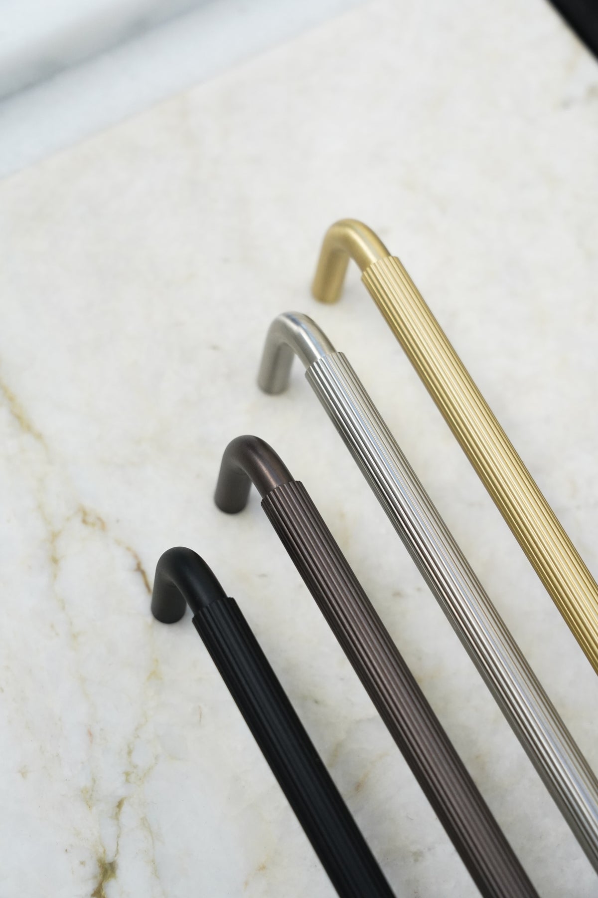 Køkkengreb med linjeret design i bronze / bruneret messing - Langelinie • Chr. Jørgensen