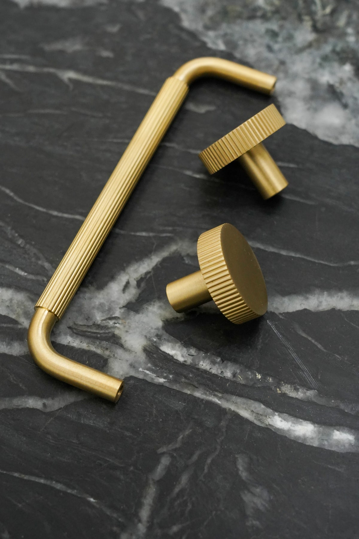 Køkkengreb med linjeret design i messing uden lak - Langelinie • Chr. Jørgensen