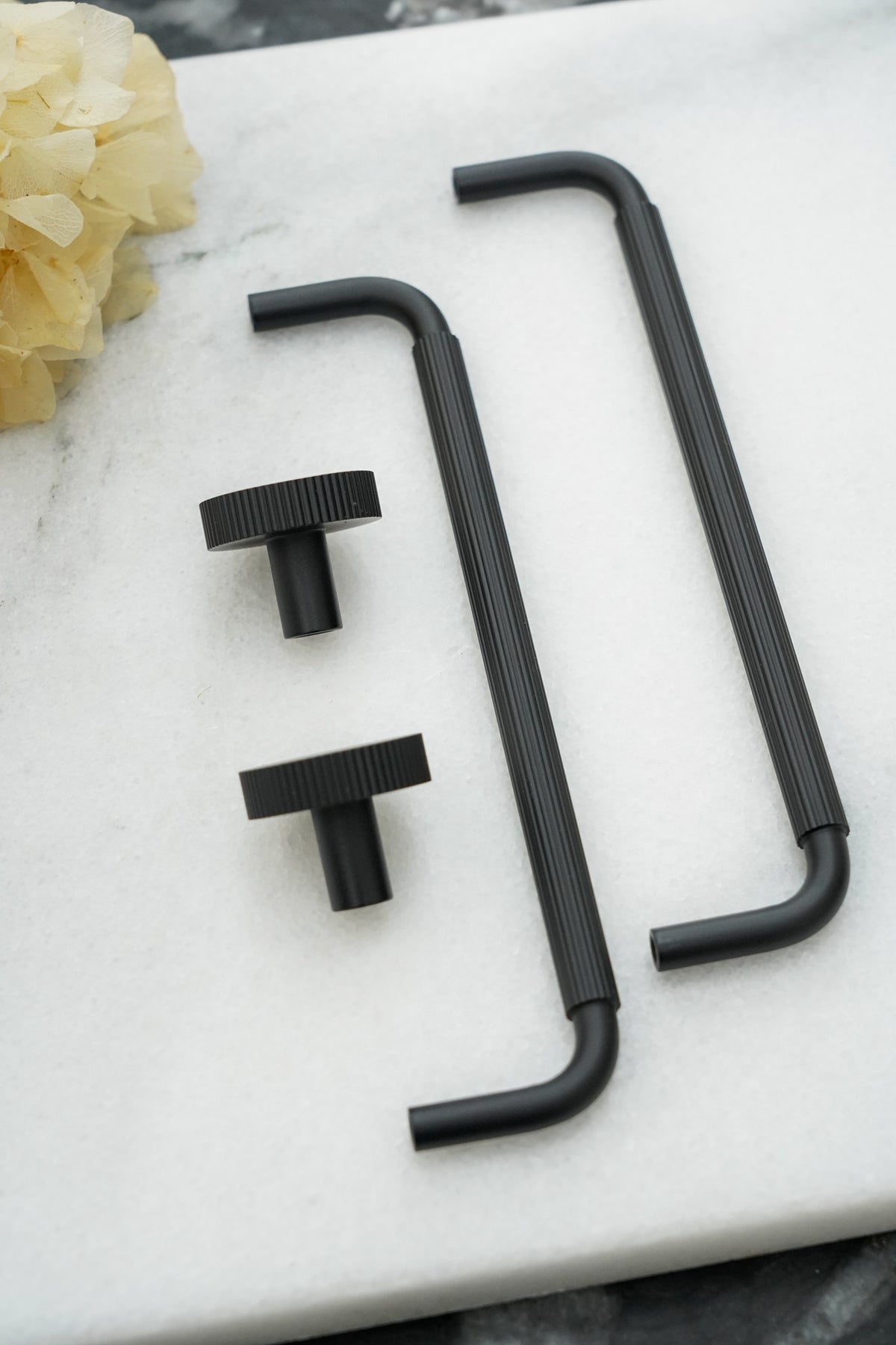 Køkkengreb med linjeret design i sort - Langelinie • Chr. Jørgensen