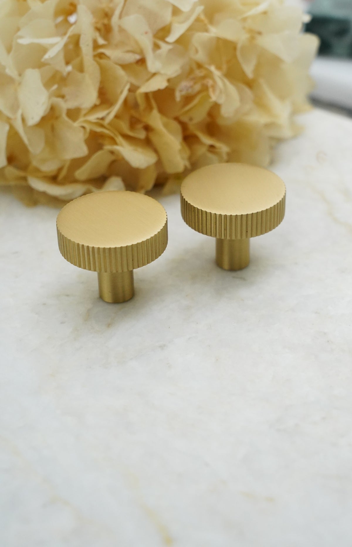 Møbelknop med linjeret design i børstet messing uden lak - Langelinie • Chr. Jørgensen