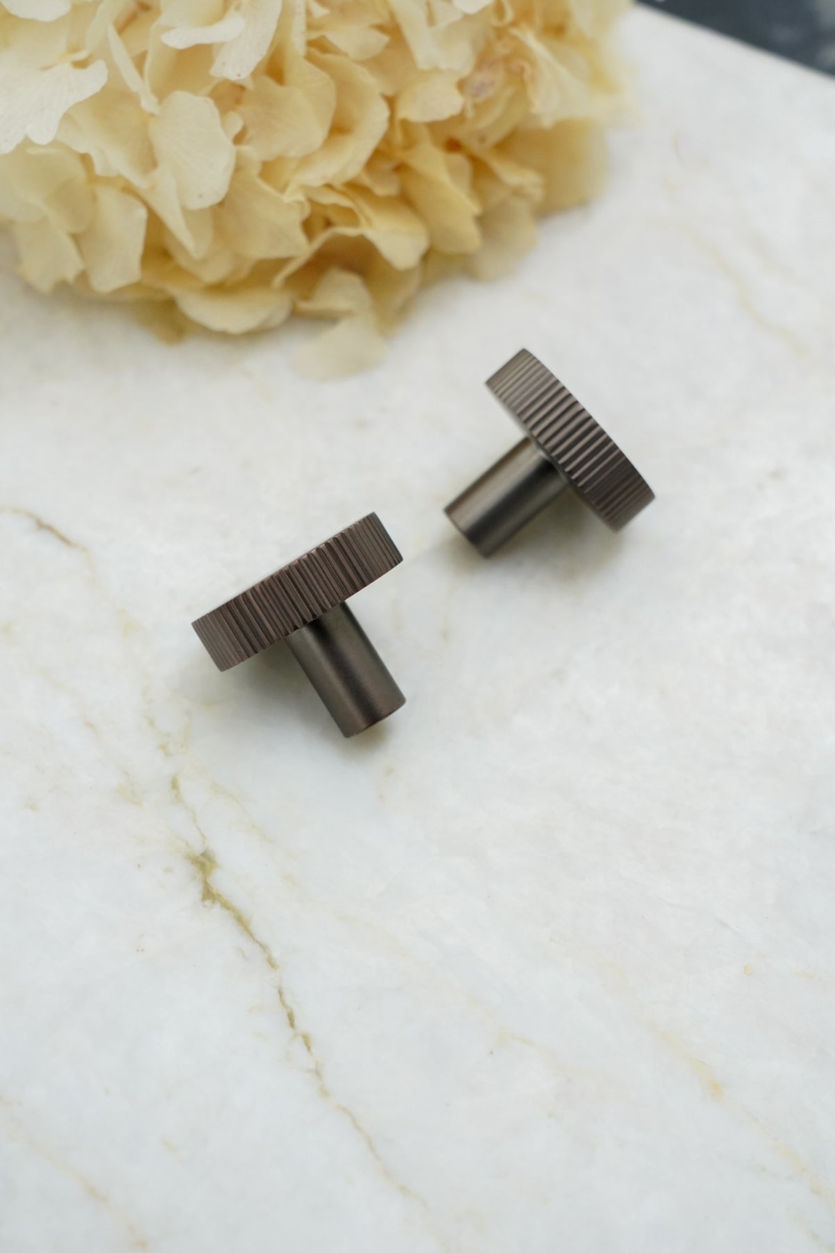 Møbelknop med linjeret design i bronze / bruneret messing - Langelinie • Chr. Jørgensen