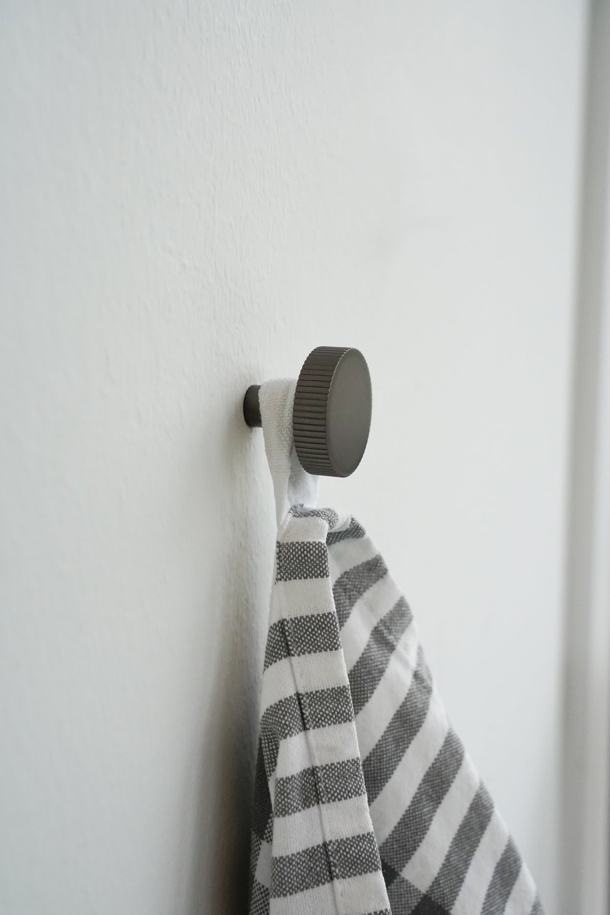 Møbelknop med linjeret design i bronze / bruneret messing - Langelinie • Chr. Jørgensen